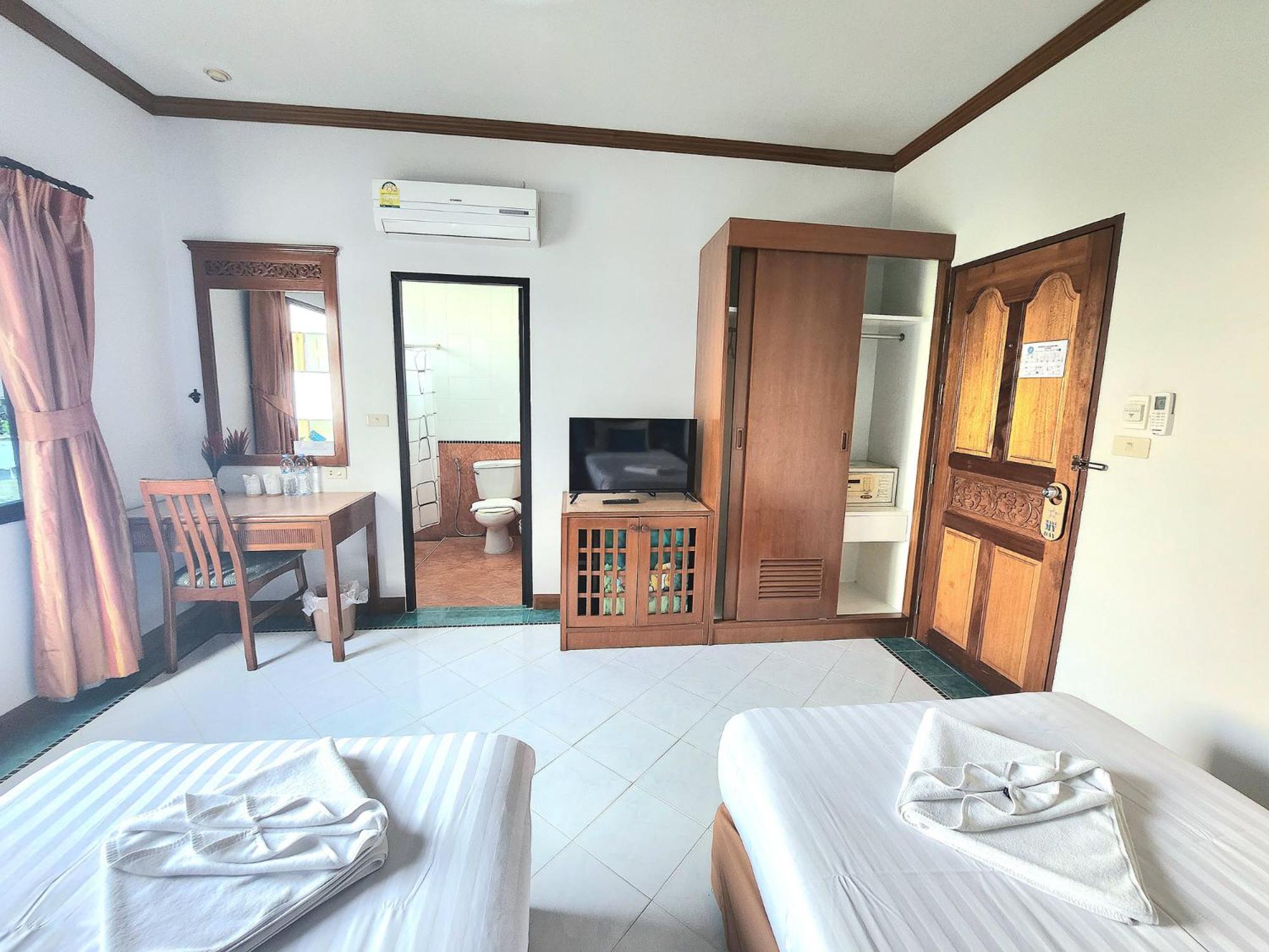 Sea Front Home Hotel - Patong Beach Exterior photo