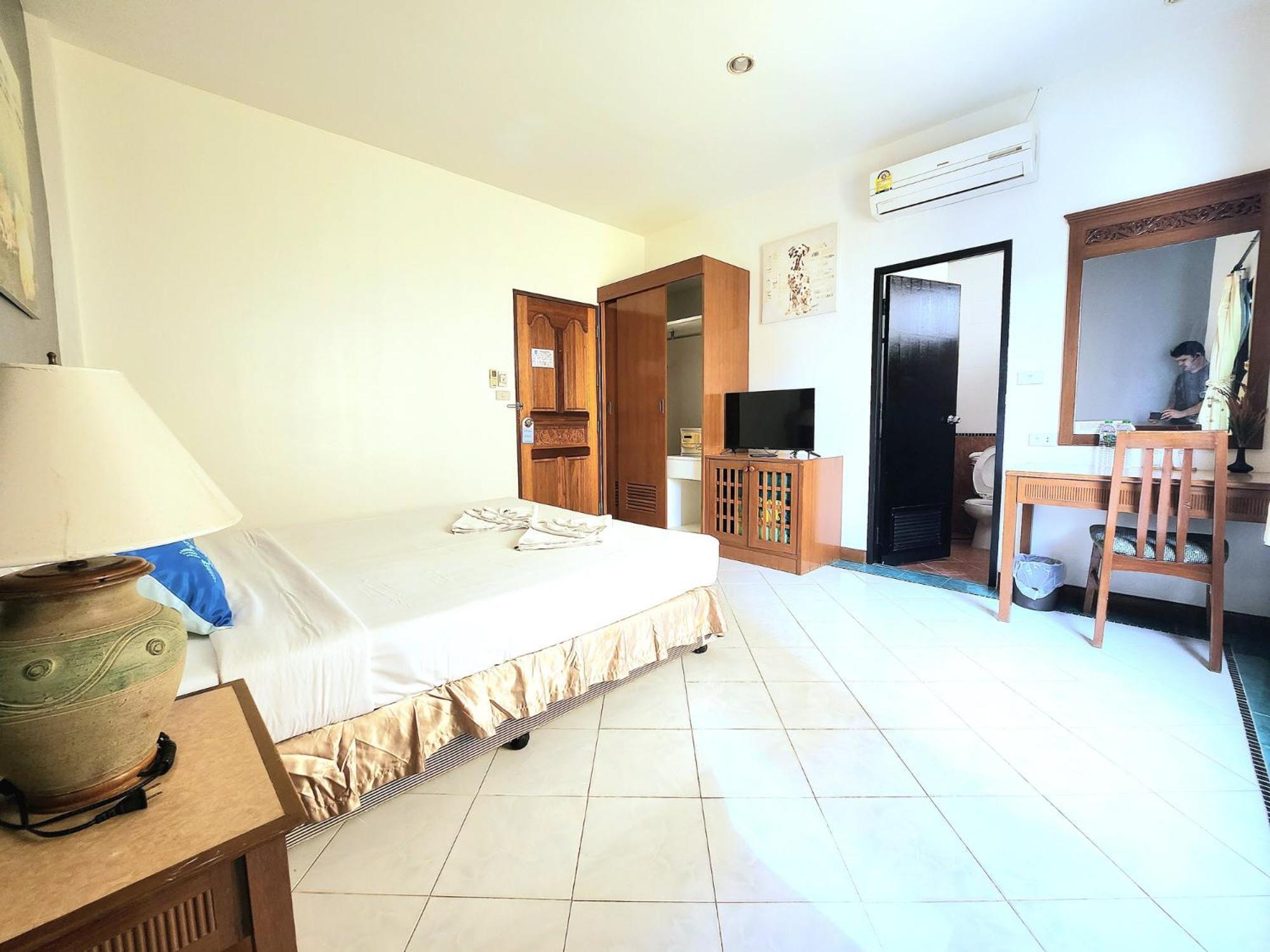 Sea Front Home Hotel - Patong Beach Exterior photo